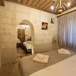 Hotel Library Cave House *