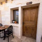 Library Cave House Hotel