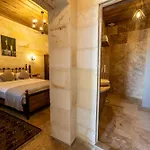 Library Cave House Hotel