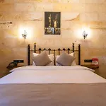 Library Cave House Hotel