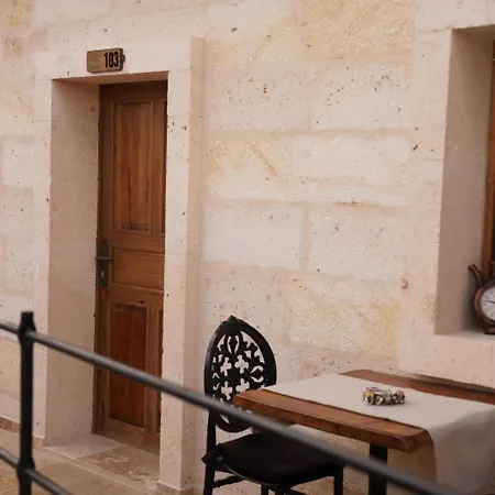 מלון Library Cave House