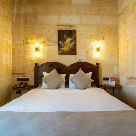 Library Cave House Hotel