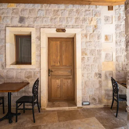 Hotel Library Cave House *