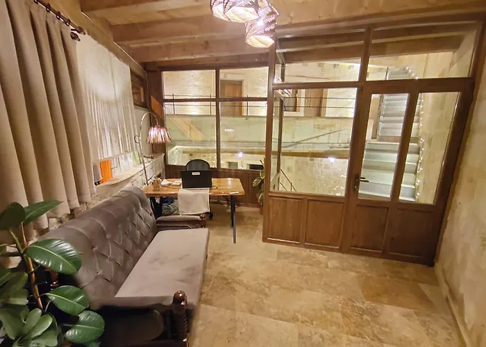 Hotel Library Cave House